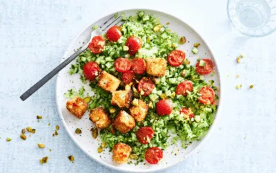 Cous­cous gemaakt van broc­co­li­rijst, ver­se krui­den, pis­ta­che en wit­te kaas